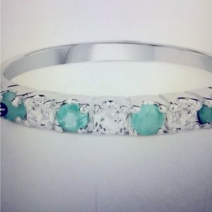 Beautiful women’s white gold emerald & Topaz size 8 designer ring